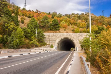 Photo sur Plexiglas Tunnel entrée du tunnel de la route de montagne