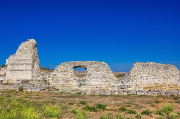 de ruïnes van een oude muur in de woestijn