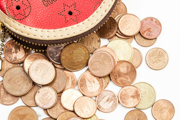 Monedas sobre fondo blanco. Vista superior