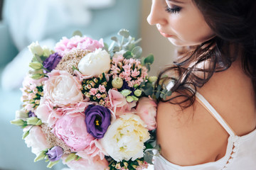 Naklejka premium bride holding a bouquet of flowers in rustic style, wedding