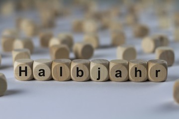 Halbjahr - Holzwürfel mit Buchstaben