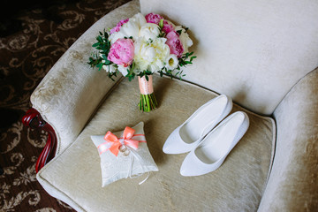 Fototapeta na wymiar Beautiful brides wedding shoes, bouquet and wedding rings