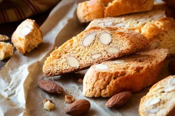 Foto auf Acrylglas Freshly baked Italian almond cantuccini biscuits © kuvona