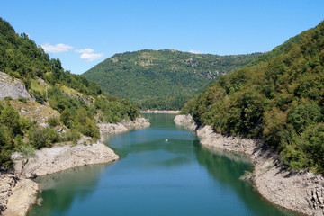 Fototapeta na wymiar lake in garfagnana