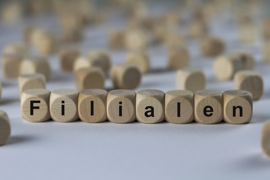 Filialen - Holzw&uuml;rfel mit Buchstaben