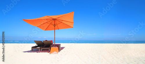 Plage Avec Parasol Orange Stock Photo And Royalty Free