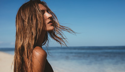 Obraz premium Piękna młoda kobieta na plaży