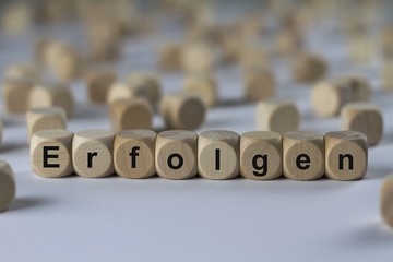 Erfolgen - Holzwürfel mit Buchstaben