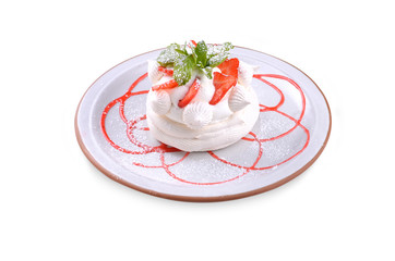 Десерт на белой тарелки