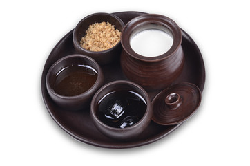 White sauce, yoghurt and tomato Assorted in clay bowls