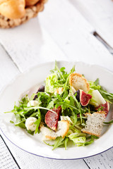 Rocket Salad with Fig and Crispy Bread