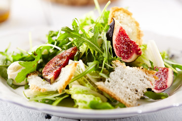 Rocket Salad with Fig and Crispy Bread