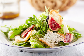 Rocket Salad with Fig and Crispy Bread