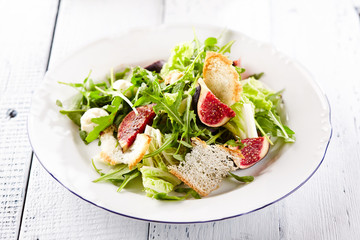 Rocket Salad with Fig and Crispy Bread