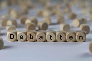 Debatten - Holzwürfel mit Buchstaben