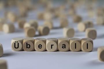 Überall - Holzwürfel mit Buchstaben