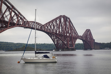 Forth Rail Bridge und Firth of Forth in der Nähe von Edinburgh, Schottland