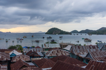 Vue sur le port de Labuan Bajo, Flores, Indonésie