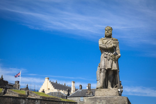 Robert the Bruce, K&ouml;nig der Schotten; Stein-Statue vor dem Schloss Stirling. Schottland