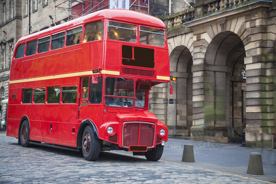 Historischer  Doppeldecker Tour Bus auf der Royal Mile in Edinburgh, Schottland