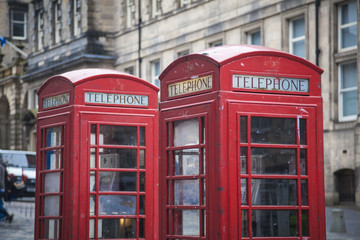 Rote Telefonzellen auf Royal Mile in  Stra&szlig;e in Edinburgh, Schottland, Gro&szlig;britannien.