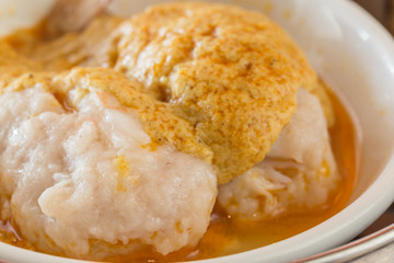 Streamed crab legs with minced shrimps in curry sauce.