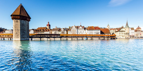 Panorama der Stadt Luzern mit Kapellbrücke, Schweiz