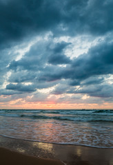 Obraz premium sea waves on the sunset background