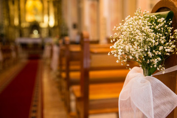Arreglo de flores en boda religiosa