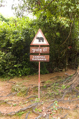 Warnschild vor Elefanten in Angkor in Kambodscha: 