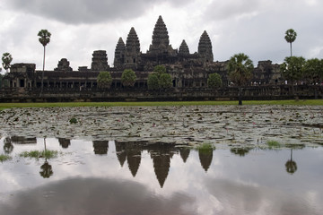 Fototapeta na wymiar Angkor Wat spiegelt sich im Seerosenteich