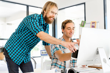 Obraz premium Two office workers at the desk