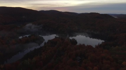 Lac brumeux dans les lorentides