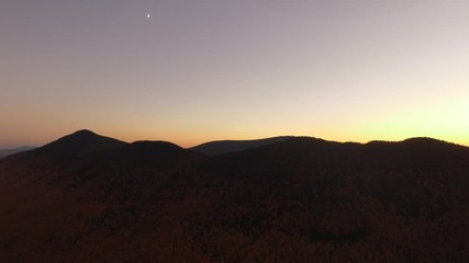 Couché de soleil sur les montagnes canadienne