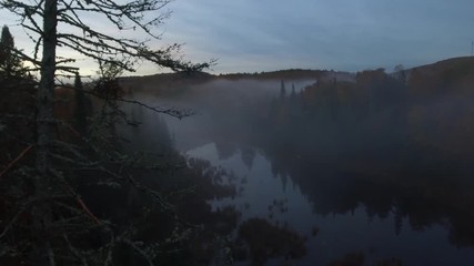Lac brumeux dans les lorentides