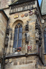 Blasons et statues sur l'ancien hôtel de ville de Prague