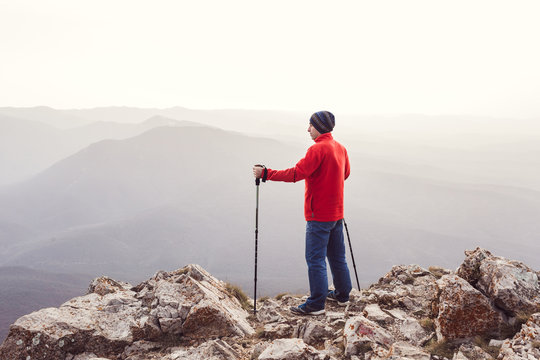 Man climbed to the top of the mountain, the goal