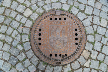 Schachtdeckel / Gullideckel in Prag in der Tschechischen Republik