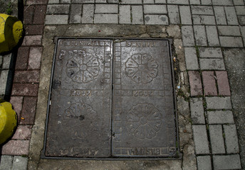 Gullideckel / Schachtdeckel in Tirana in Albanien