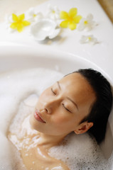Obraz na płótnie Canvas Woman in bathtub, eyes closed, head shot