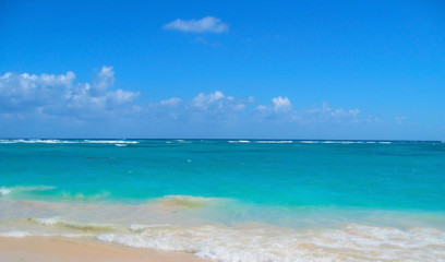 Fototapeta na wymiar Azure turquoise ocean and the tropical sand beach background. Caribbean coast