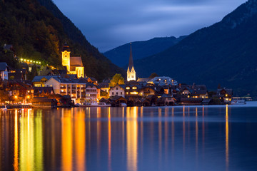 Obraz premium Little famous Hallstatt village in Alps at dusk in Austria