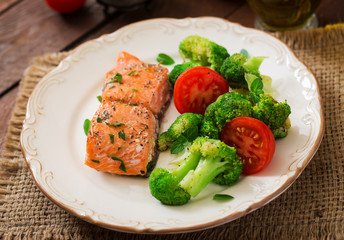Baked fish salmon garnished with broccoli and tomato. Dietary menu. Fish menu. Seafood - salmon.