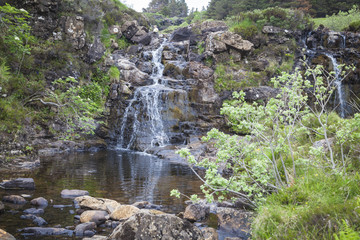 Kleiner Wasserfall an den Fairy Pools auf Isle of Skye, Schottland