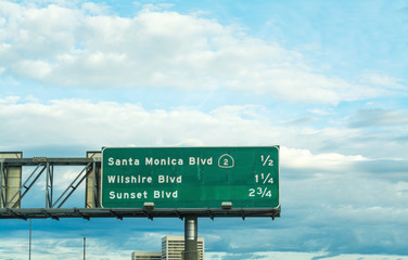 Signe de boulevard de Santa Monica dans une autoroute de Los Angeles