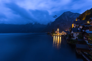 Obraz premium Little famous Hallstatt village in Alps at dusk in Austria