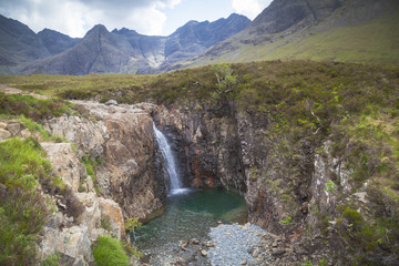 Fototapeta na wymiar Kleiner Wasserfall an den Fairy Pools auf Isle of Skye, Schottland