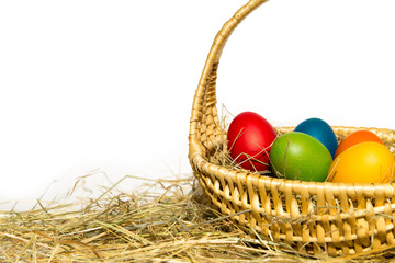 Ostereier in Korb auf Stroh