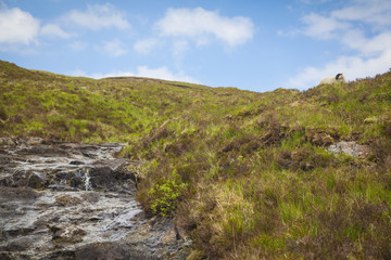 Fototapeta na wymiar Die FairyPools und die Berge von Glenbrittle auf der Insel Skye, Schottland