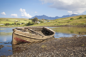 Drynoch, altes Schiffswrack an der Küstenlinie auf der Insel von Skye in Schottland.